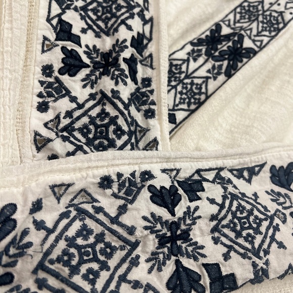 Boho! Akemi + Kin {Anthro} Embroidered White & Navy Blue Peasant Blouse | Small - Picture 7 of 11